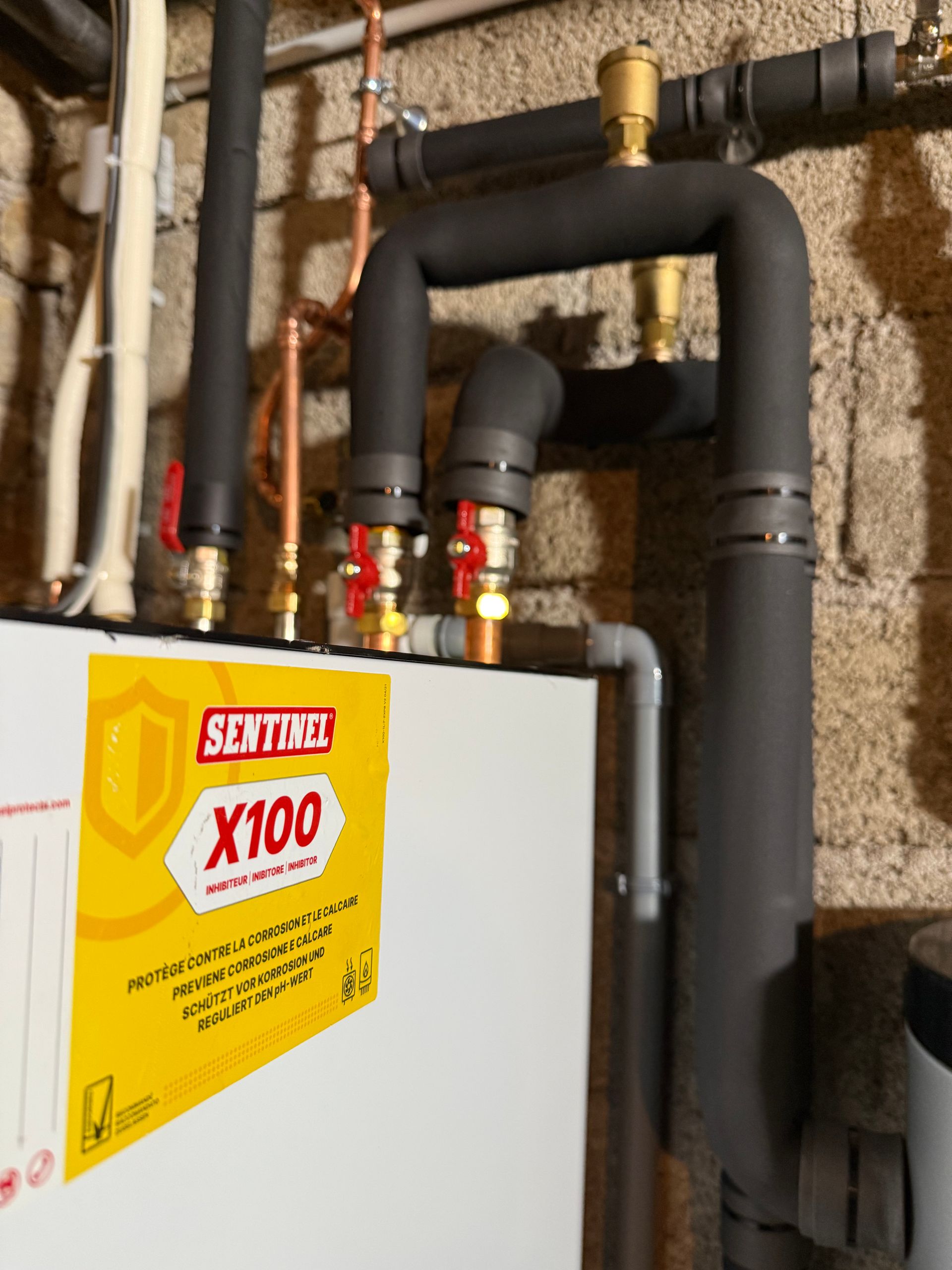 Appareil électroménager argenté et noir avec une lumière bleue sur son panneau avant.