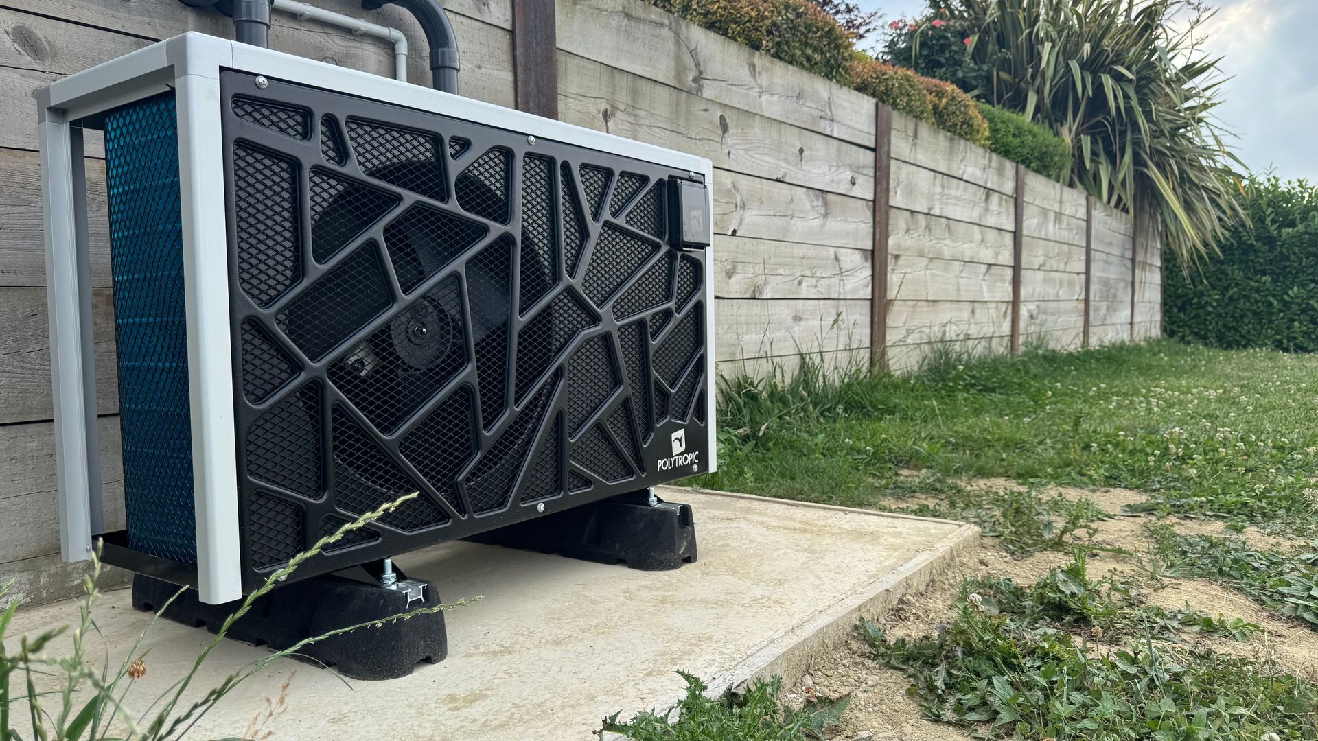 Piscine avec des transats blancs.