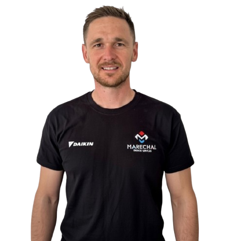 Un homme en tenue de travail lève le pouce, portant une ceinture à outils, des gants et un masque.