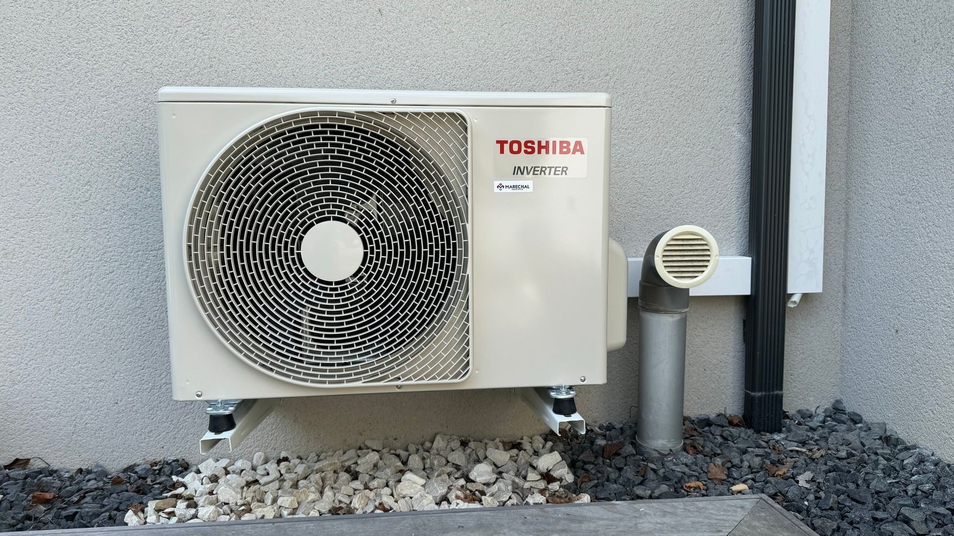 Unité extérieure TOSHIBA HAORI sur support mural