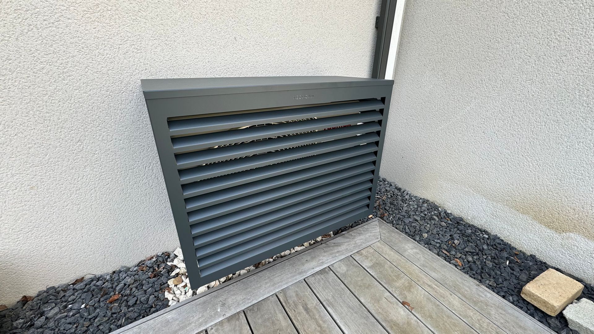 Unité extérieure  TOSHIBA avec un cache climatisation DECOCLIM RAL 7016