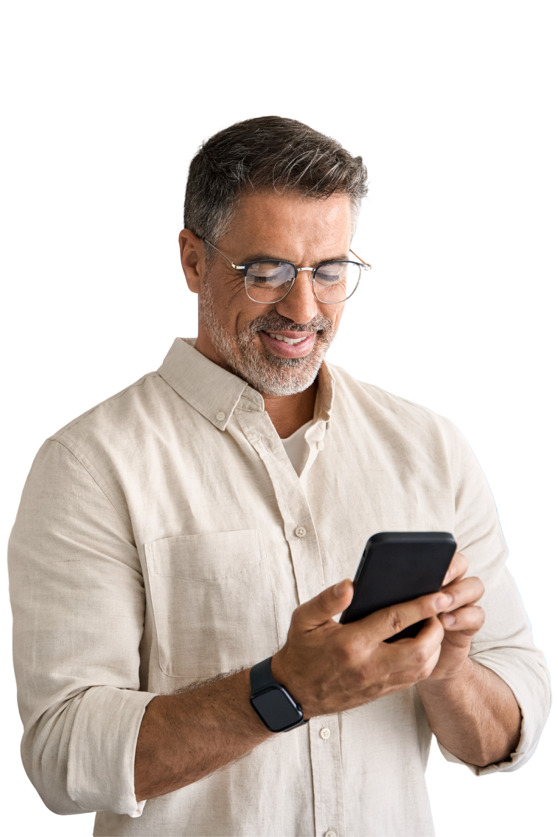 Un homme avec des lunettes regarde son téléphone.