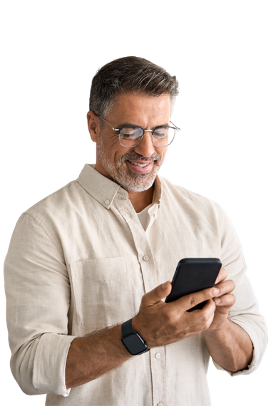 Un homme avec des lunettes regarde son téléphone.