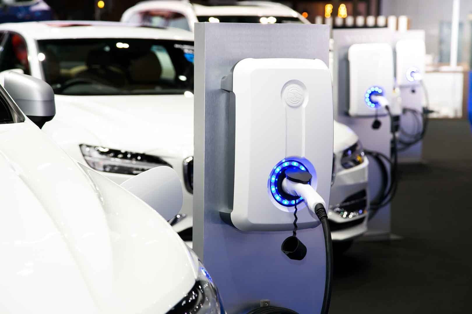 Borne de recharge électrique dans un parking