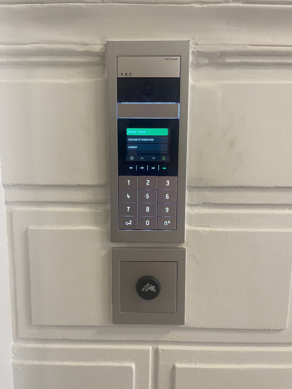 Interphone sur mur en pierre
