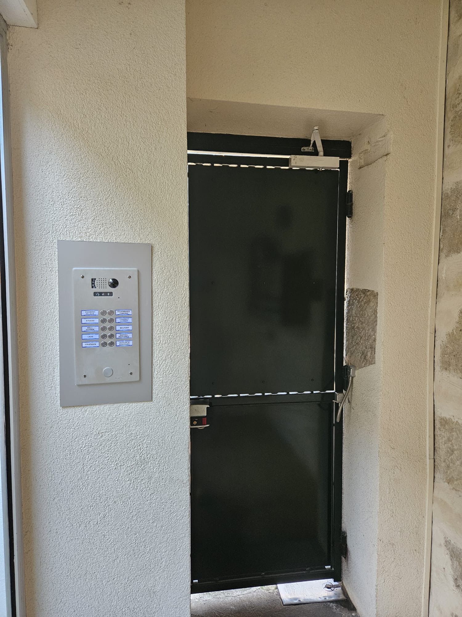 Interphone sur mur en béton