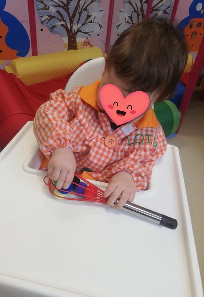 Un bebé en una silla alta con un corazón en la cara.