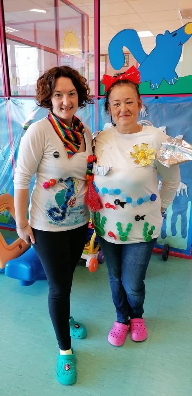 Dos mujeres están paradas una al lado de la otra en una habitación.