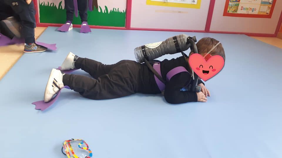 Un niño está acostado en el suelo con un corazón en la cabeza.