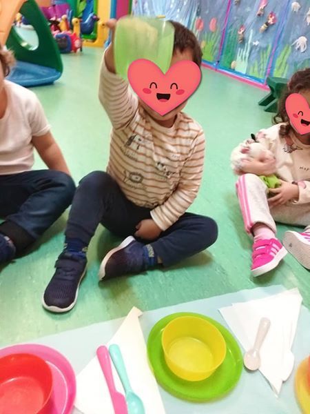 Un niño con un corazón en la cara se sienta en el suelo.