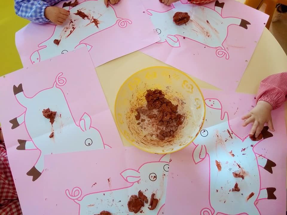 Un grupo de niños está jugando con arcilla sobre una mesa.