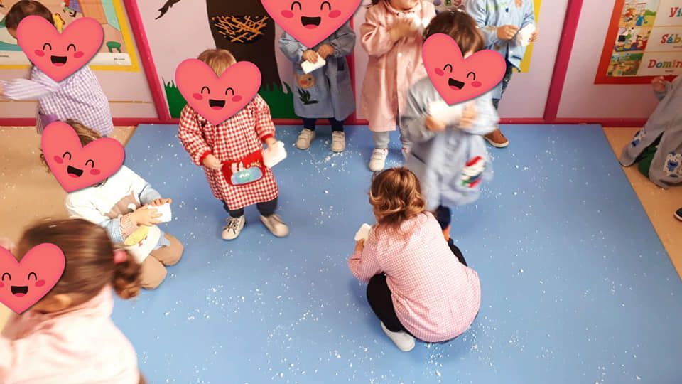 Un grupo de niños está jugando en una habitación con corazones en sus caras.