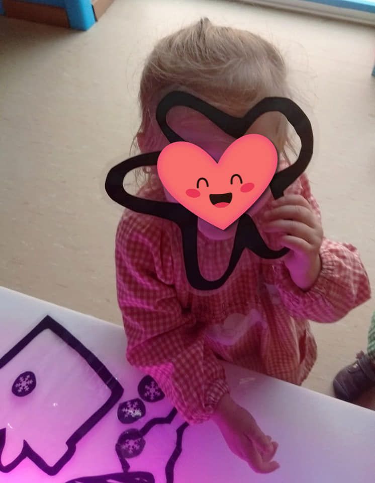 Una niña con un corazón en la cara