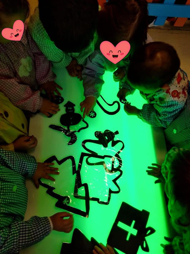 Un grupo de niños juega con juguetes que brillan en la oscuridad.