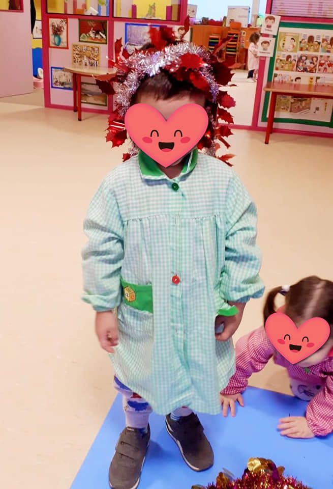 Una niña con una máscara en forma de corazón en la cara.