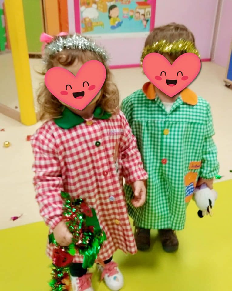 Un niño y una niña parados uno al lado del otro con corazones en sus caras.