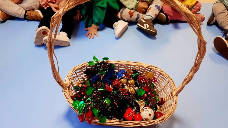 Una canasta de mimbre llena de dulces reposa sobre un suelo azul.