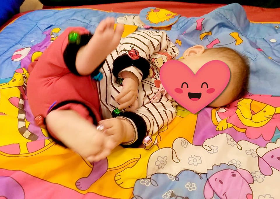 Dos bebés están acostados sobre una manta con un corazón en ella.