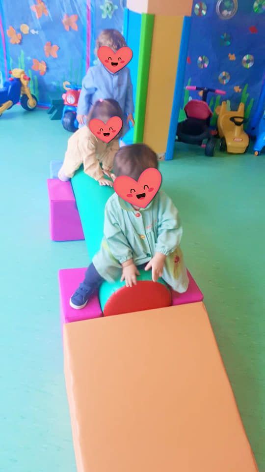 Un grupo de niños está jugando con juguetes en una habitación.