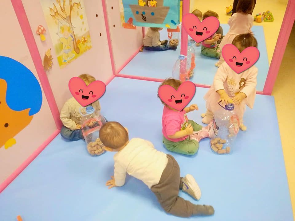 Un grupo de niños está jugando en una habitación con corazones en sus caras.