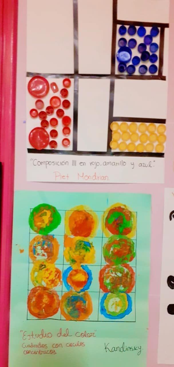 Dibujo infantil de círculos en una pared rosa.