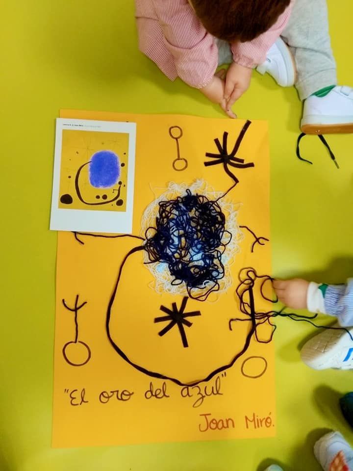 Un niño está dibujando en un trozo de papel que dice el oro del azul.