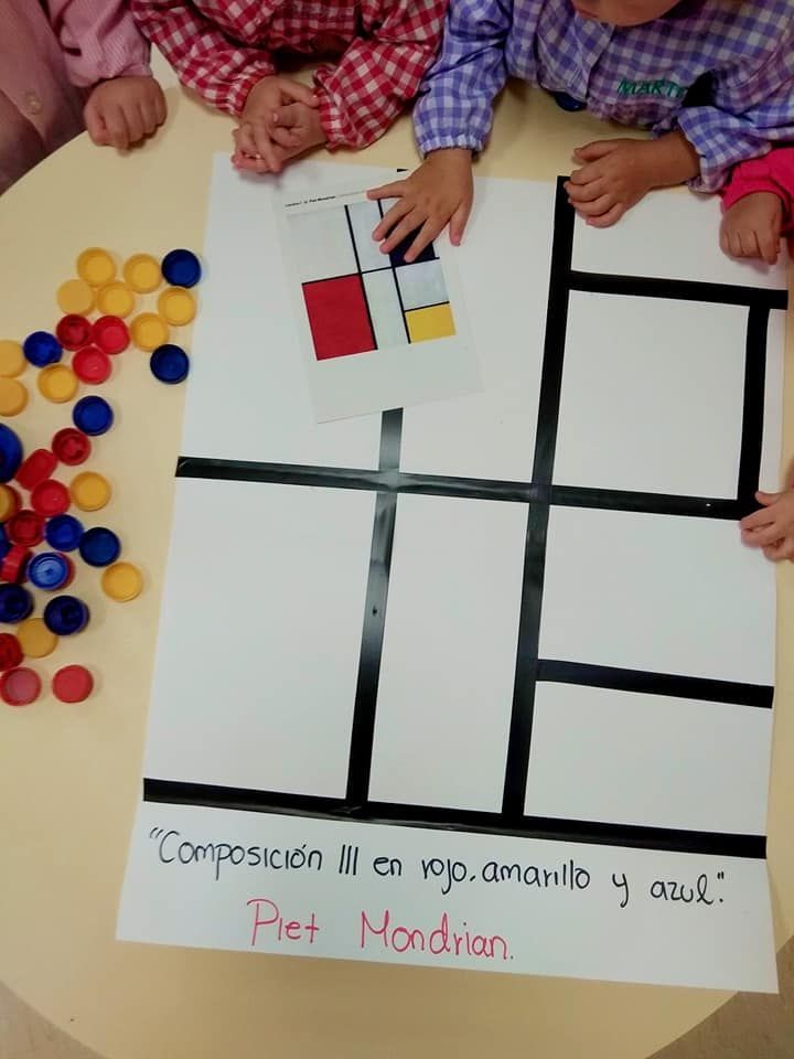 Los niños juegan con un trozo de papel que dice Piet Mondrian.