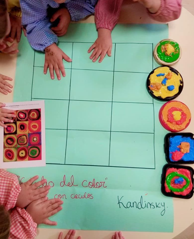 Un grupo de niños está jugando a un juego llamado kandimsky.