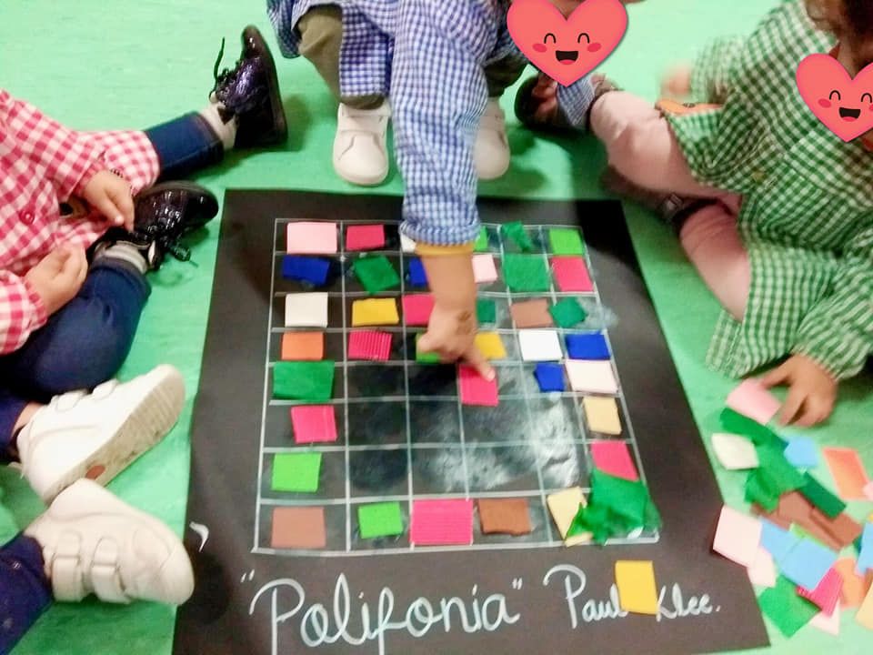 Un grupo de niños está jugando a un juego llamado polifonía.