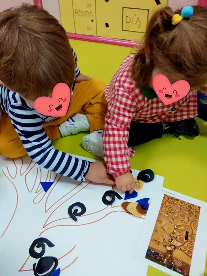 Un niño y una niña están dibujando en un trozo de papel.