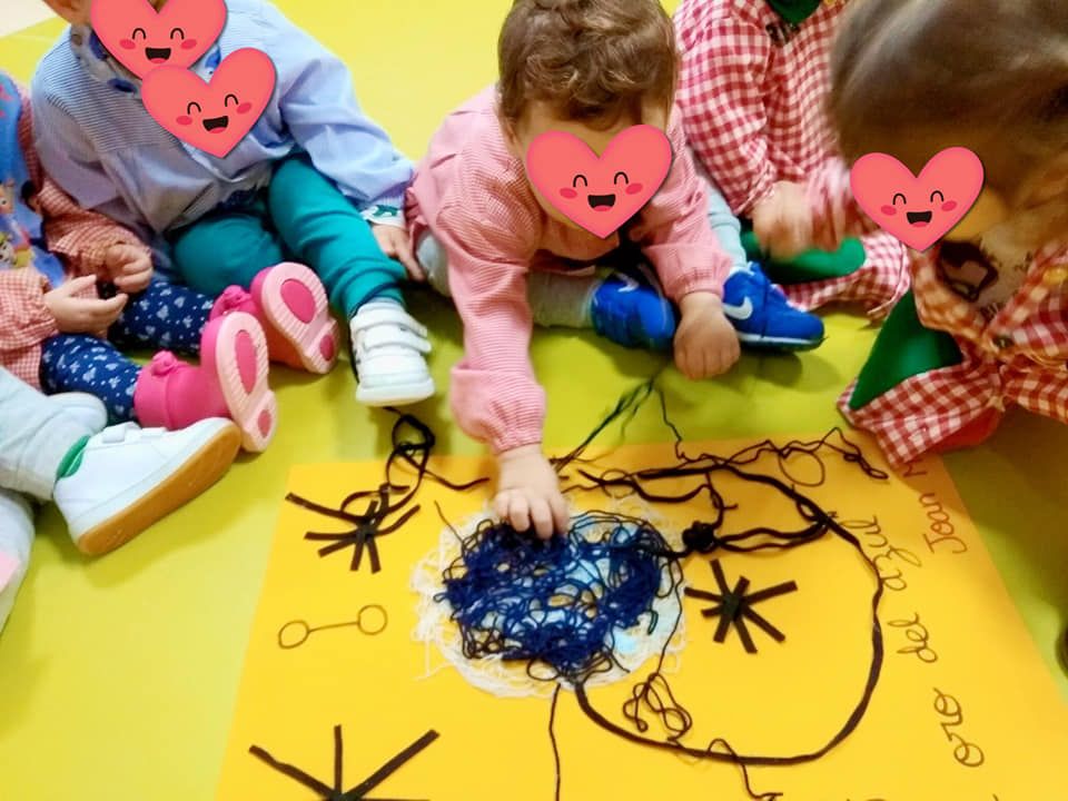 Un grupo de niños está jugando con un dibujo en el suelo.