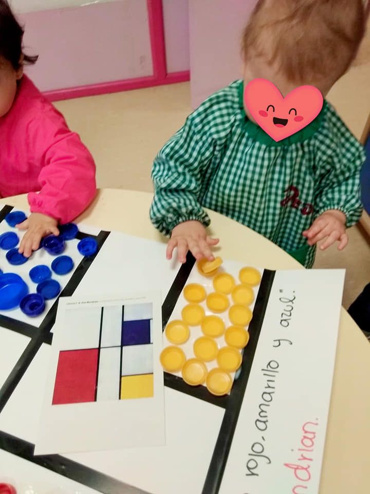 Un niño está sentado en una mesa con un trozo de papel que dice 