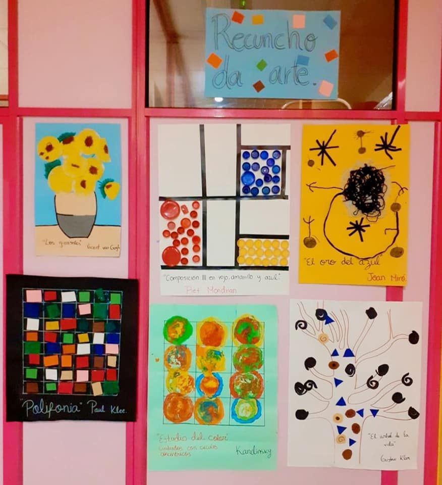 Un montón de carteles en una pared, incluido uno que dice polifónico.