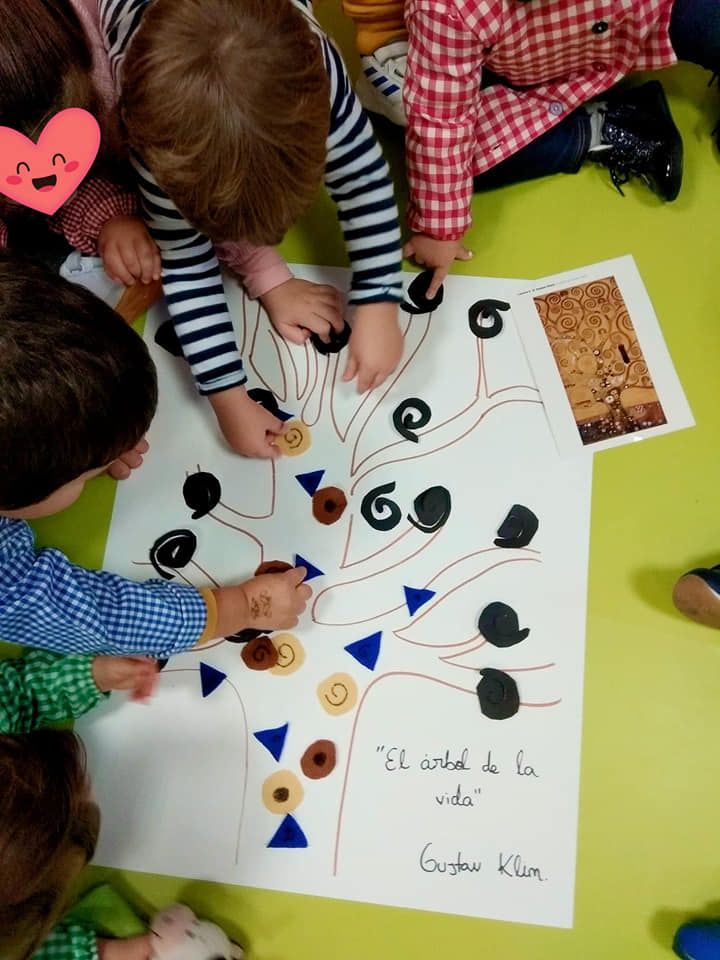 Un grupo de niños dibuja en un papel que dice Gustav Klimt.