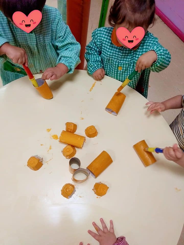 Un grupo de niños está jugando con rollos de papel higiénico.