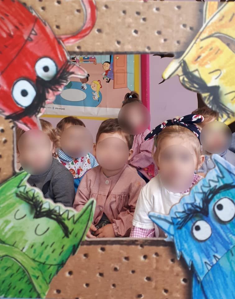 Un grupo de niños con sus rostros oscurecidos por personajes de dibujos animados.