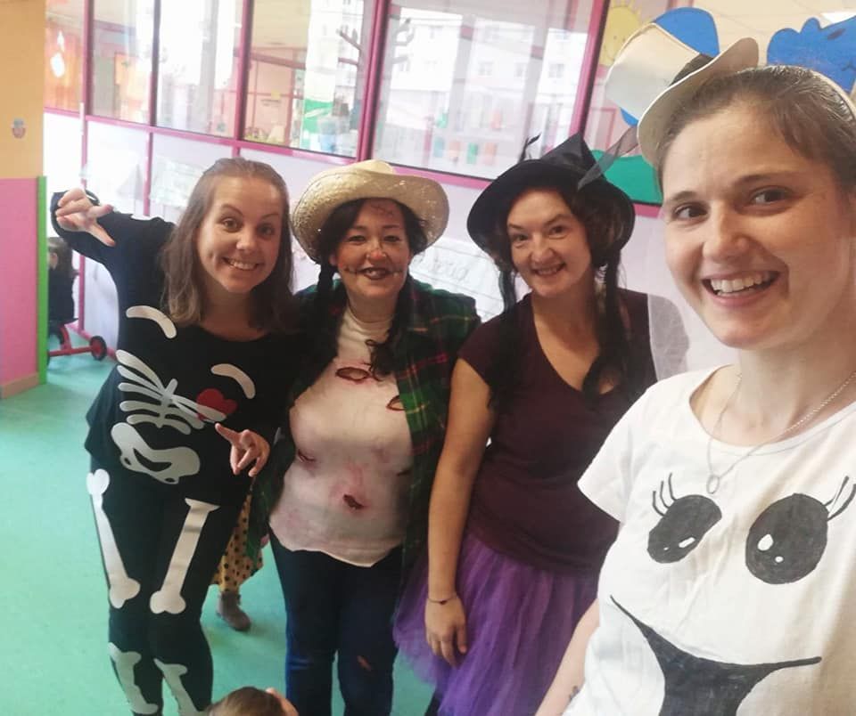 Un grupo de mujeres posan juntas para una fotografía.