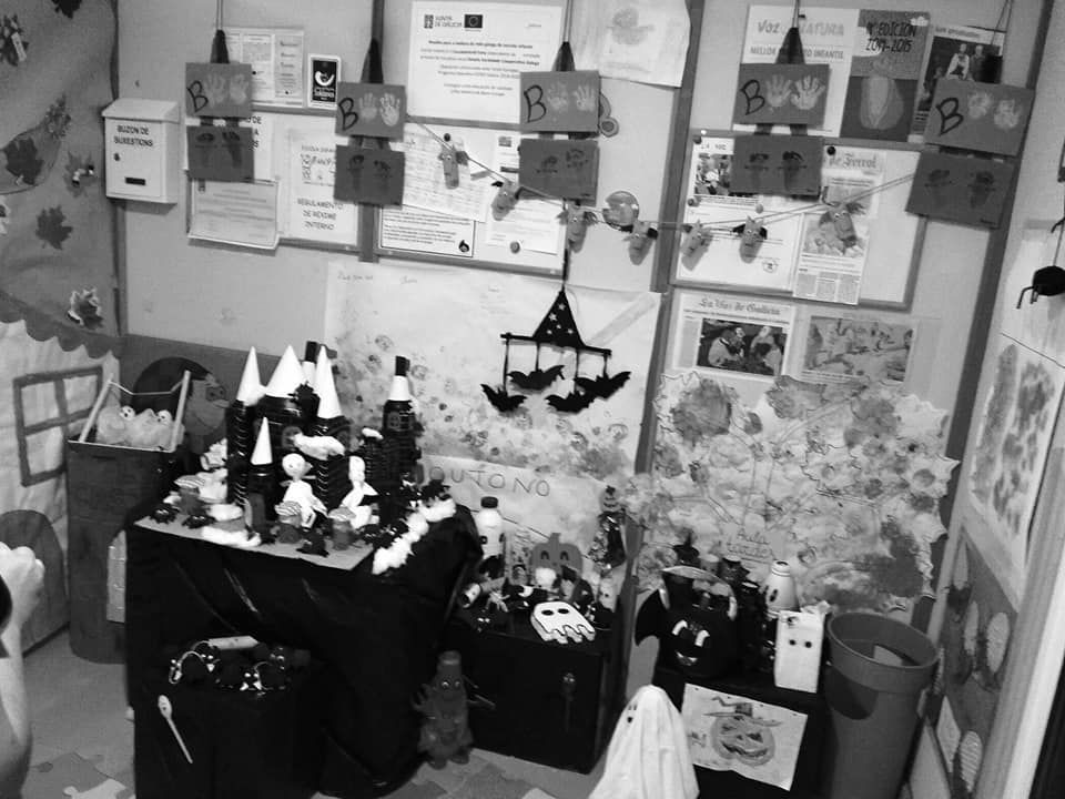 Una foto en blanco y negro de una habitación decorada para Halloween.