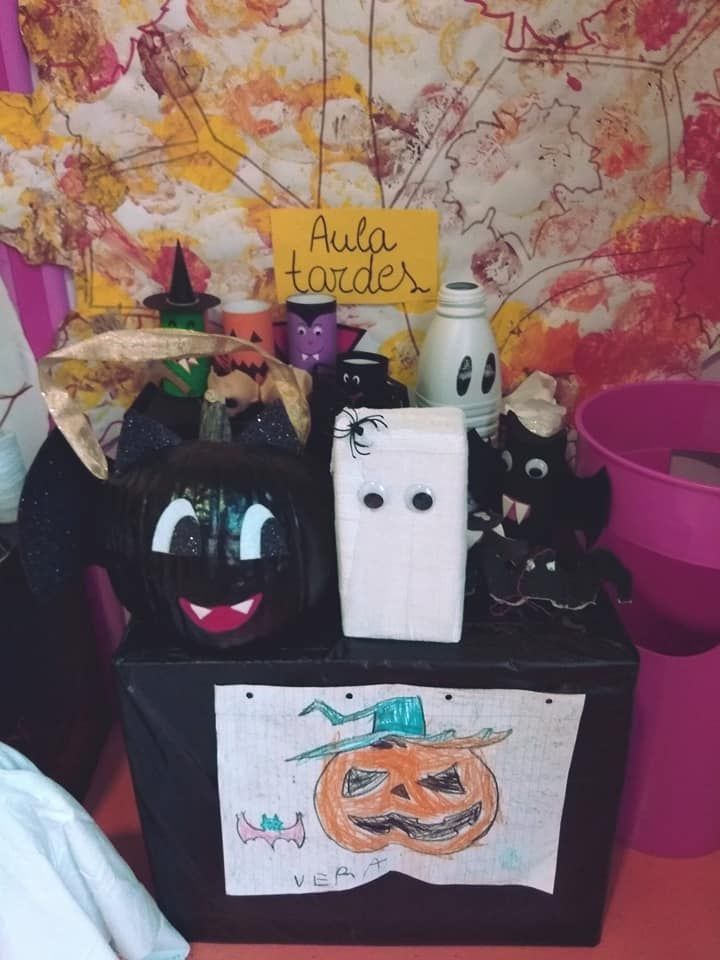 Una caja con un dibujo de una calabaza y un cartel que dice aula tardes