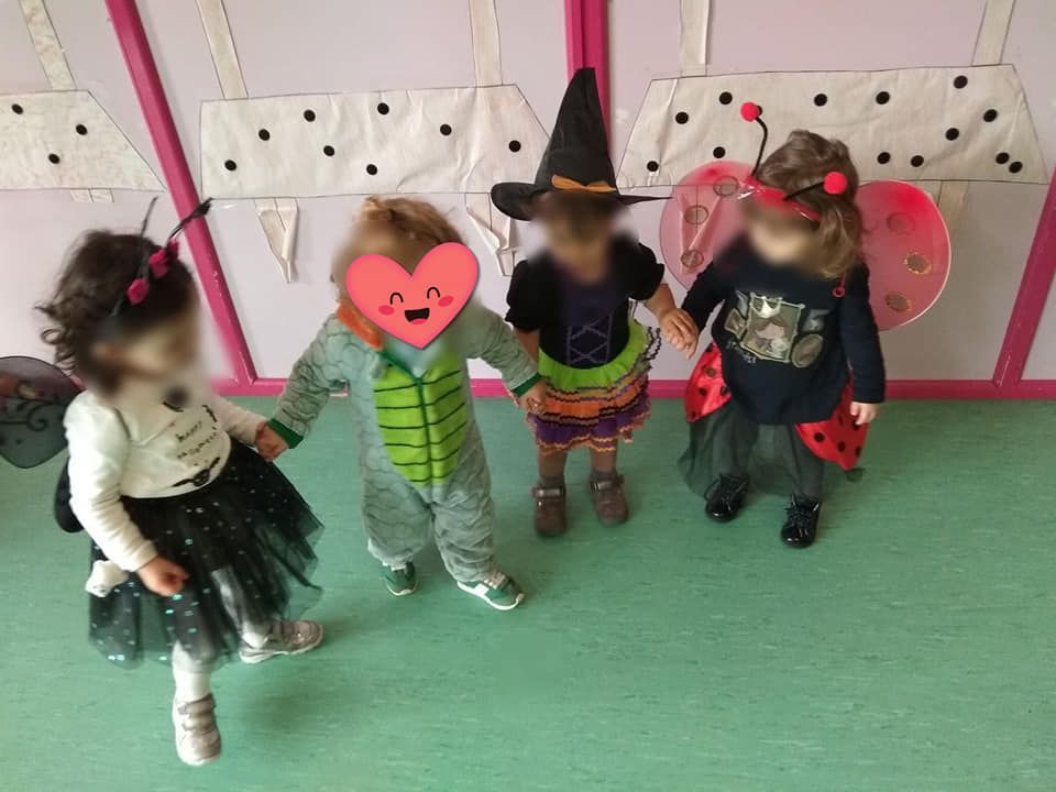 Un grupo de niños vestidos con disfraces están parados uno al lado del otro.