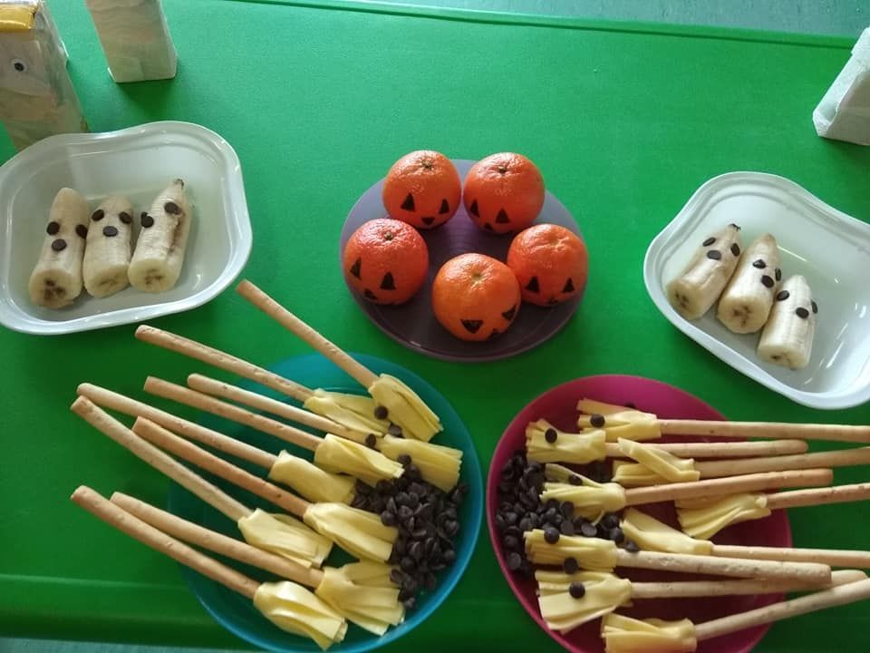 Escobas de bruja hechas de queso y chips de chocolate
