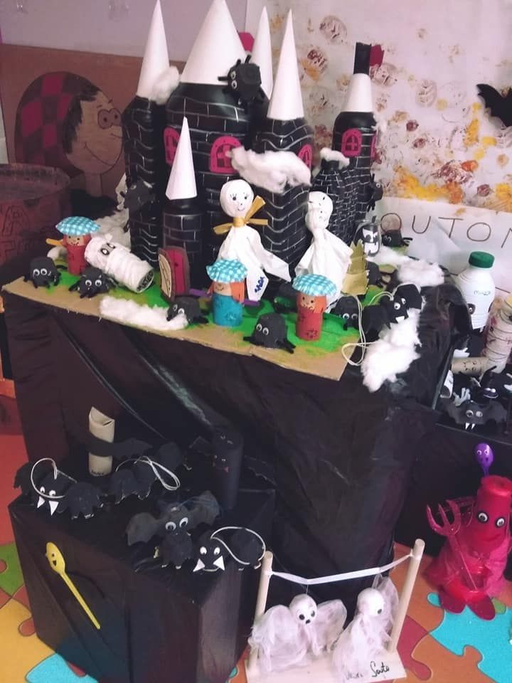 Un castillo hecho con botellas de plástico está sobre una mesa.