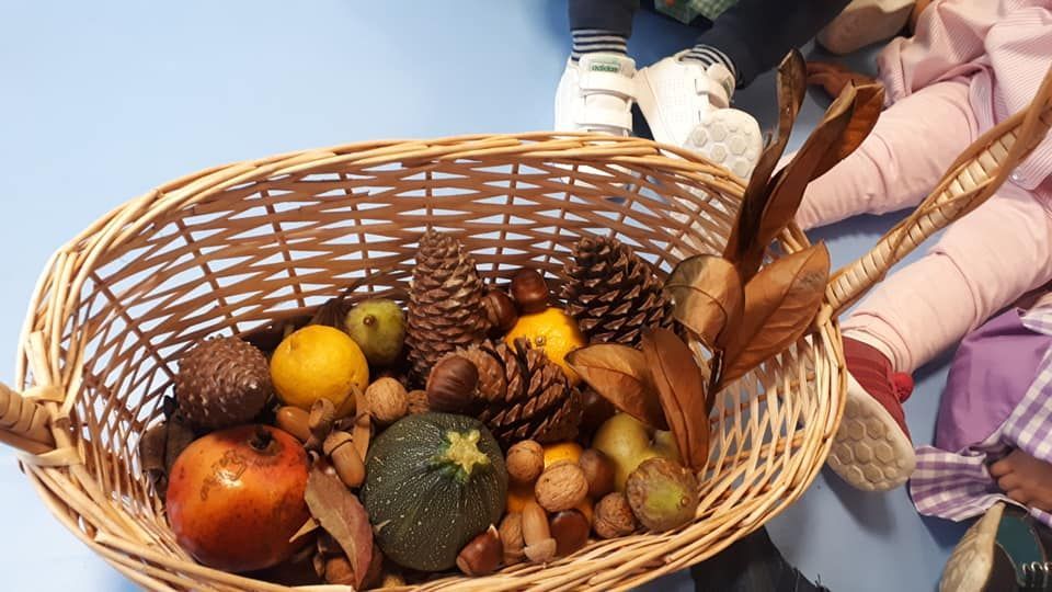 Una cesta de mimbre llena de frutas y nueces.