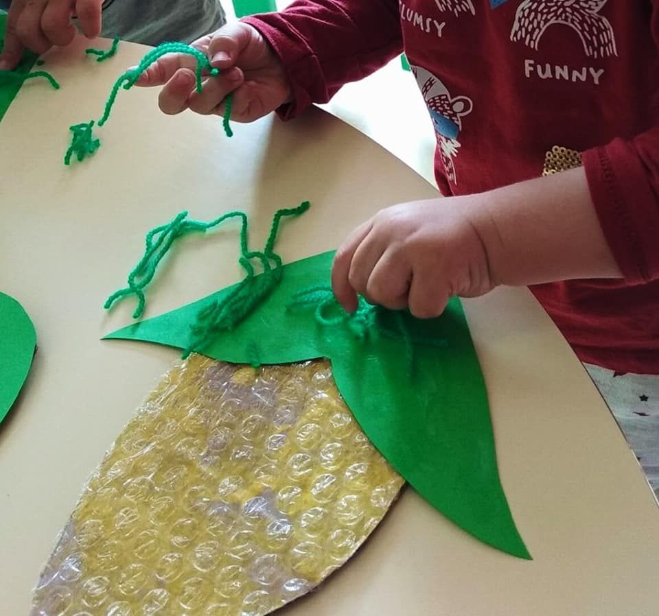 Un niño que lleva una camiseta roja que dice gracioso