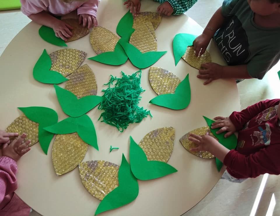 Un niño que lleva una camiseta que dice 