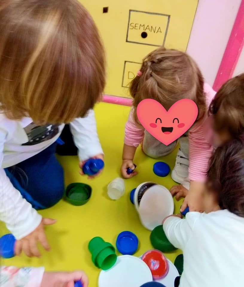 Una niña con un corazón en la cara está jugando con un grupo de niños.