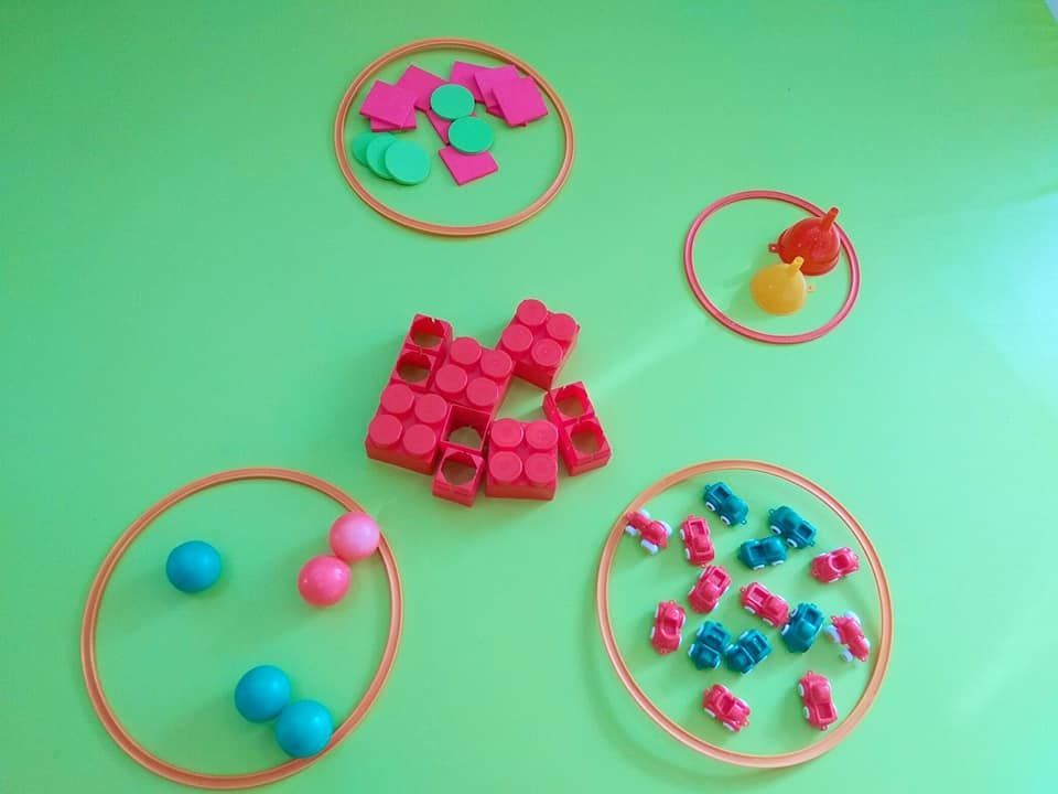 Una mesa verde con un montón de juguetes encima.