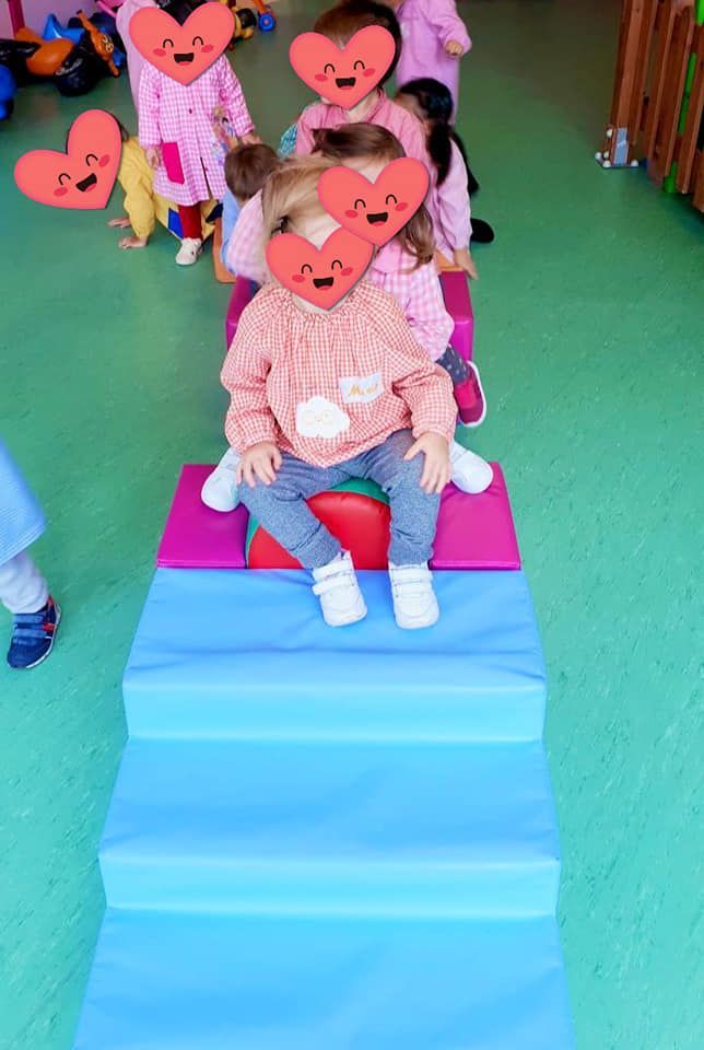 Un grupo de niños con corazones en sus caras están jugando en una habitación.