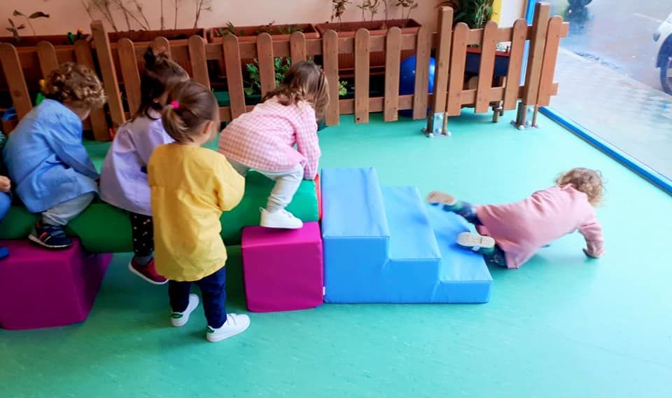 Un grupo de niños está jugando con bloques en una habitación.