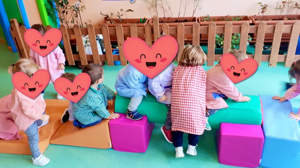 Un grupo de niños está jugando con bloques en una habitación.